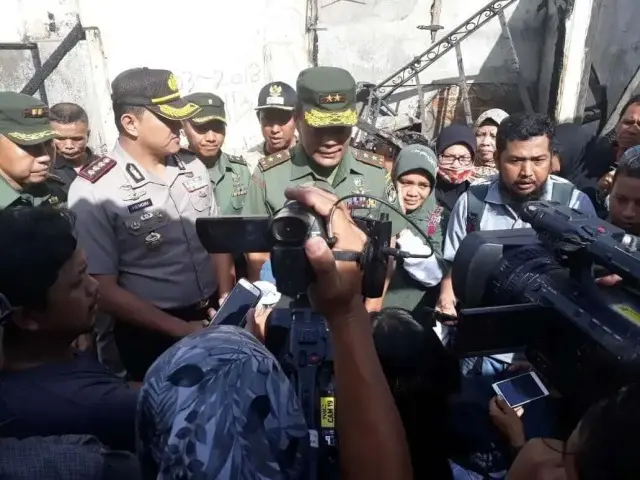 Pangdam Jaya Beserta Kapolres Jakbar Kunjungi Korban Kebakaran di Taman Kota Pangdam Jaya Beserta Kapolres Jakbar Kunjungi Korban Kebakaran di Taman Kota