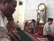 Beri Teladan pada Anggota, Kapolsek Kembangan Kumandangkan Azan dan Imami Sholat Dhuhur Beri Teladan pada Anggota, Kapolsek Kembangan Kumandangkan Azan dan Imami Sholat Dhuhur