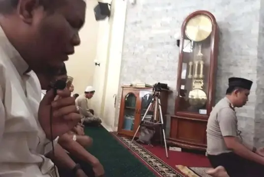 Beri Teladan pada Anggota, Kapolsek Kembangan Kumandangkan Azan dan Imami Sholat Dhuhur