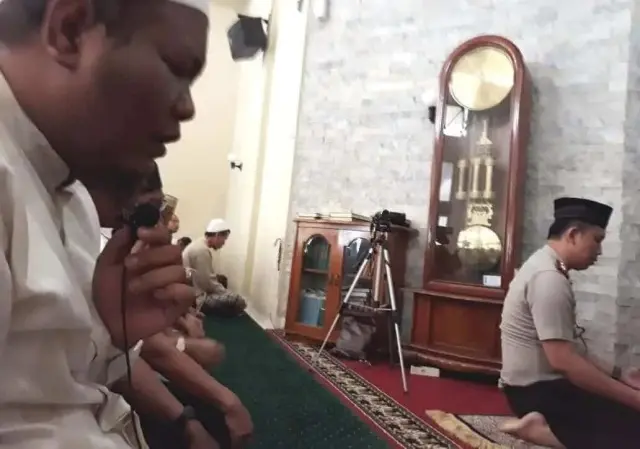Beri Teladan pada Anggota, Kapolsek Kembangan Kumandangkan Azan dan Imami Sholat Dhuhur Beri Teladan pada Anggota, Kapolsek Kembangan Kumandangkan Azan dan Imami Sholat Dhuhur