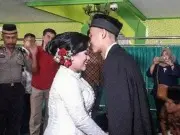 Haru! Tahanan Narkoba Ini Gelar Pernikahan di Kantor Polisi