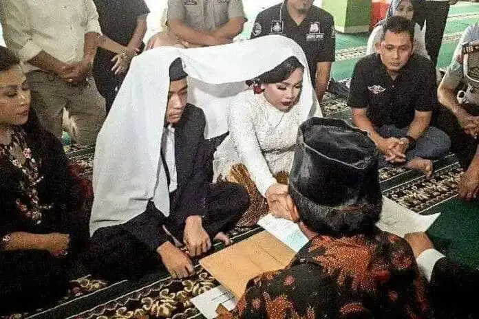Haru! Tahanan Narkoba Ini Gelar Pernikahan di Kantor Polisi