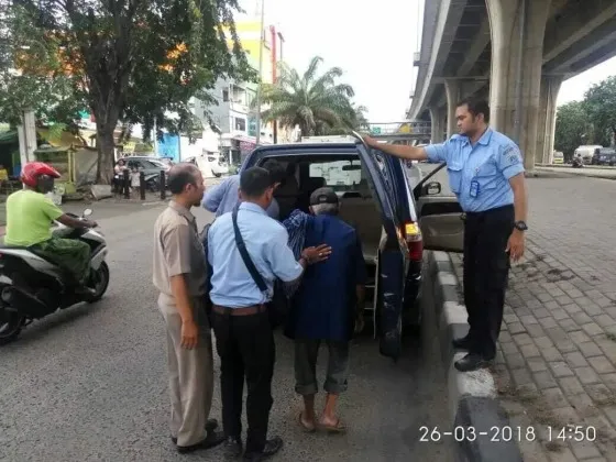 Petugas Selamatkan Seorang Lansia Telantar di Kolong Tol Mengaku Veteran Perang
