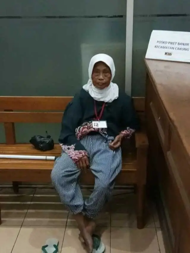 Lansia Demensia Diselamatkan Petugas di Cakung Lansia Demensia Diselamatkan Petugas di Cakung