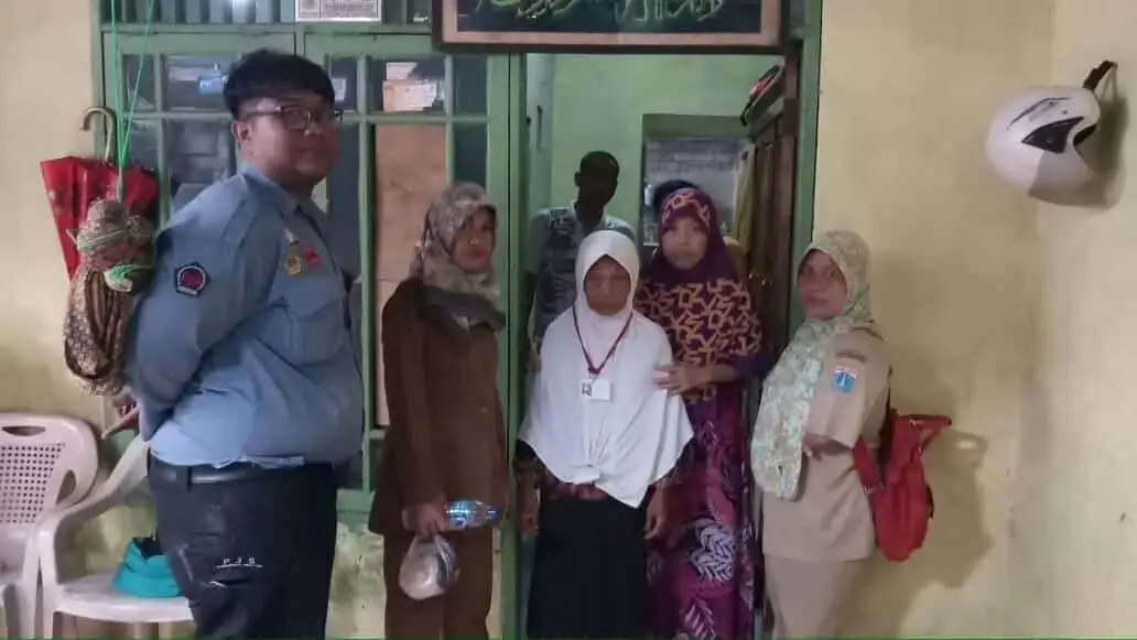 Lansia Demensia Diselamatkan Petugas di Cakung Lansia Demensia Diselamatkan Petugas di Cakung