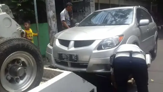 Adu Mulut Pemilik Mobil dengan Petugas Dishub Saat Razia Parkir Liar di Kecamatan Kebun Jeruk Adu Mulut Pemilik Mobil dengan Petugas Dishub Saat Razia Parkir Liar di Kecamatan Kebun Jeruk