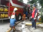 Kater AKAP Kalideres Atasi Genangan Air Dengan Menyemprot Mobil Damkar Kater AKAP Kalideres Atasi Genangan Air Dengan Menyemprot Mobil Damkar