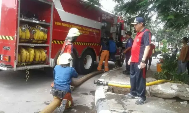 Kater AKAP Kalideres Atasi Genangan Air Dengan Menyemprot Mobil Damkar Kater AKAP Kalideres Atasi Genangan Air Dengan Menyemprot Mobil Damkar