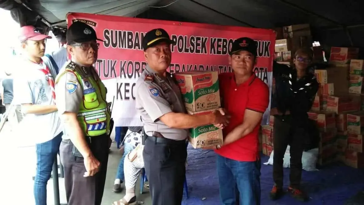 Polsek Kebun Jeruk Buka Posko Peduli Kemanusiaan di Lokasi Kebakaran Taman Kota