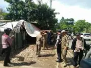 Berdiri di Atas Trotoar 2 Lapak PKL Ditertibkan Satpol PP Cengkareng Berdiri di Atas Trotoar 2 Lapak PKL Ditertibkan Satpol PP Cengkareng