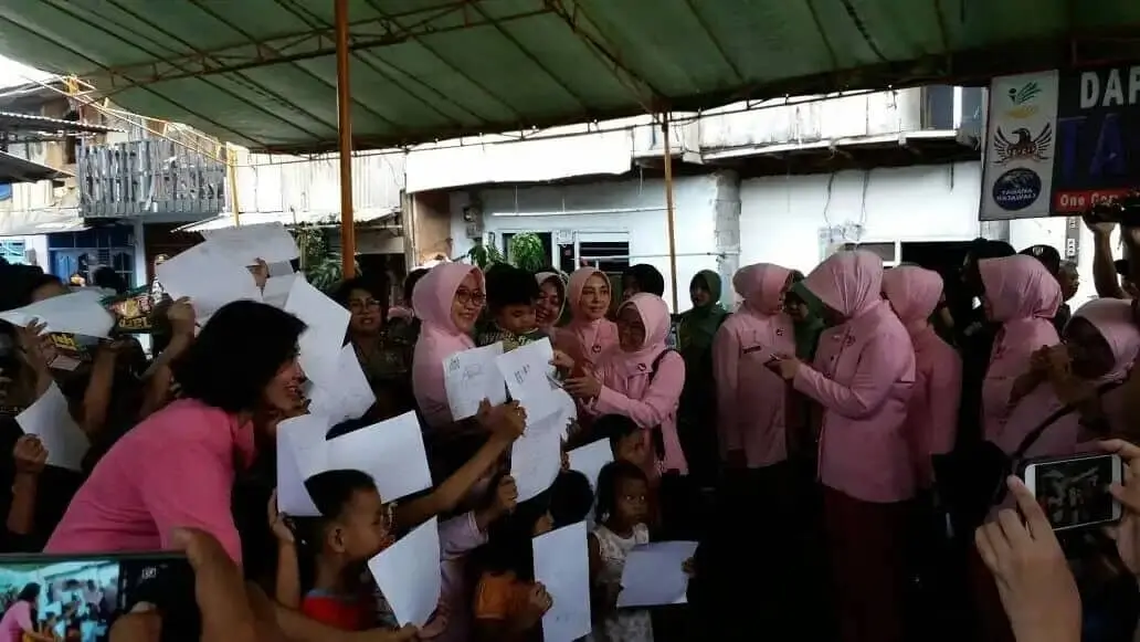 Rombongan Bhayangkari dan Persit Disambut Hangat Anak-anak Korban Kebakaran