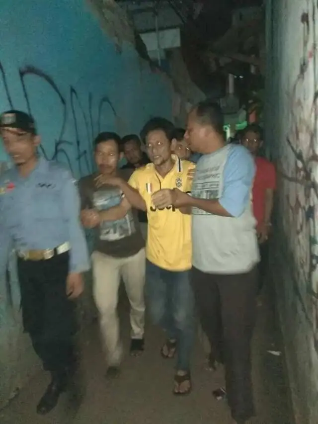 Diduga Stres, Seorang Pria Mencekik Anak Kecil Diamankan Petugas Diduga Stres, Seorang Pria Mencekik Anak Kecil Diamankan Petugas