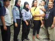 Tersesat dan Berpisah dari Orang Tua, Seorang Anak Menangis di Flyover Tersesat dan Berpisah dari Orang Tua, Seorang Anak Menangis di Flyover