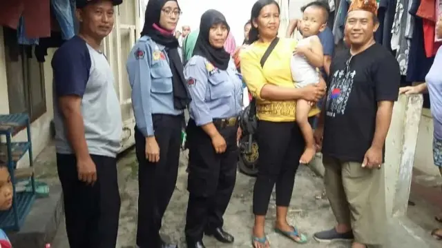 Tersesat dan Berpisah dari Orang Tua, Seorang Anak Menangis di Flyover Tersesat dan Berpisah dari Orang Tua, Seorang Anak Menangis di Flyover