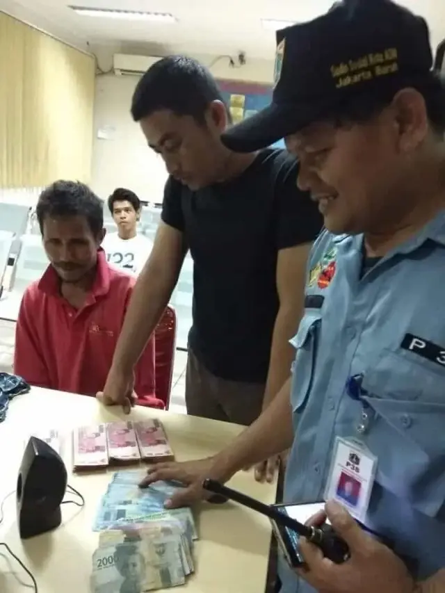 Pengemis Bawa Uang Rp.28.800.000 Mewek Diamankan Petugas P3S Jakarta Barat Pengemis Bawa Uang Rp.28.800.000 Mewek Diamankan Petugas P3S Jakarta Barat