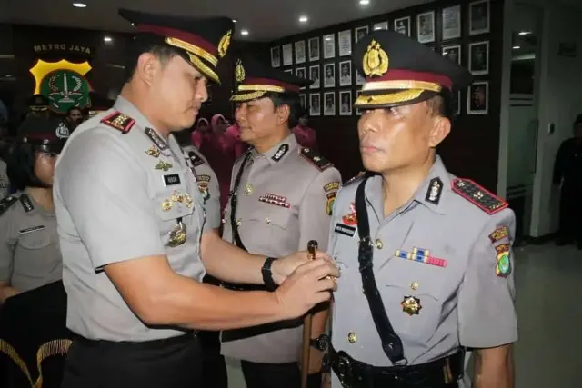 Kapolres Jakbar Pimpin Sertijab Kapolsek Cengkareng dan Kapolsek Tambora Kapolres Jakbar Pimpin Sertijab Kapolsek Cengkareng dan Kapolsek Tambora