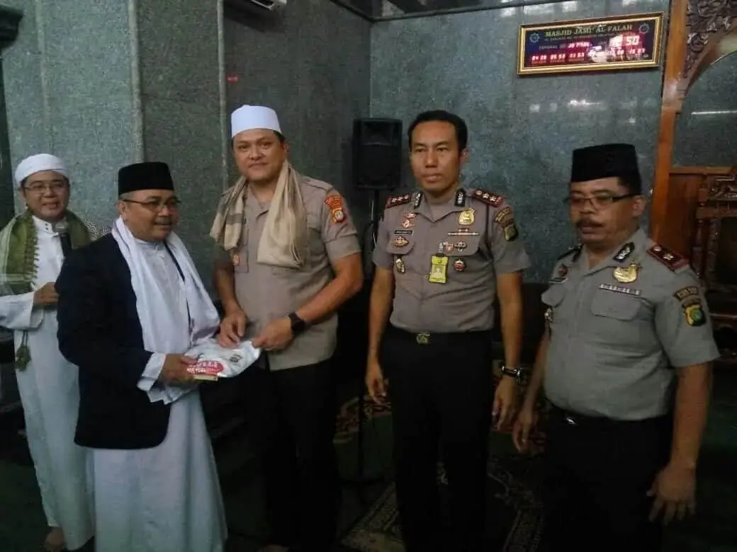 Ini Pesan Kapolres Jakarta Barat Shalat Berjamaah di Masjid Jami' Al falah Ini Pesan Kapolres Jakarta Barat Shalat Berjamaah di Masjid Jami' Al falah