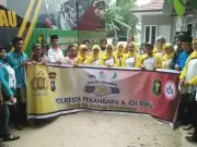 Nenek Roslaini Terharu Disambangi Jum'at Barokah Polresta Pekanbaru 
