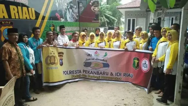 Nenek Roslaini Terharu Disambangi Jum'at Barokah Polresta Pekanbaru Nenek Roslaini Terharu Disambangi Jum'at Barokah Polresta Pekanbaru
