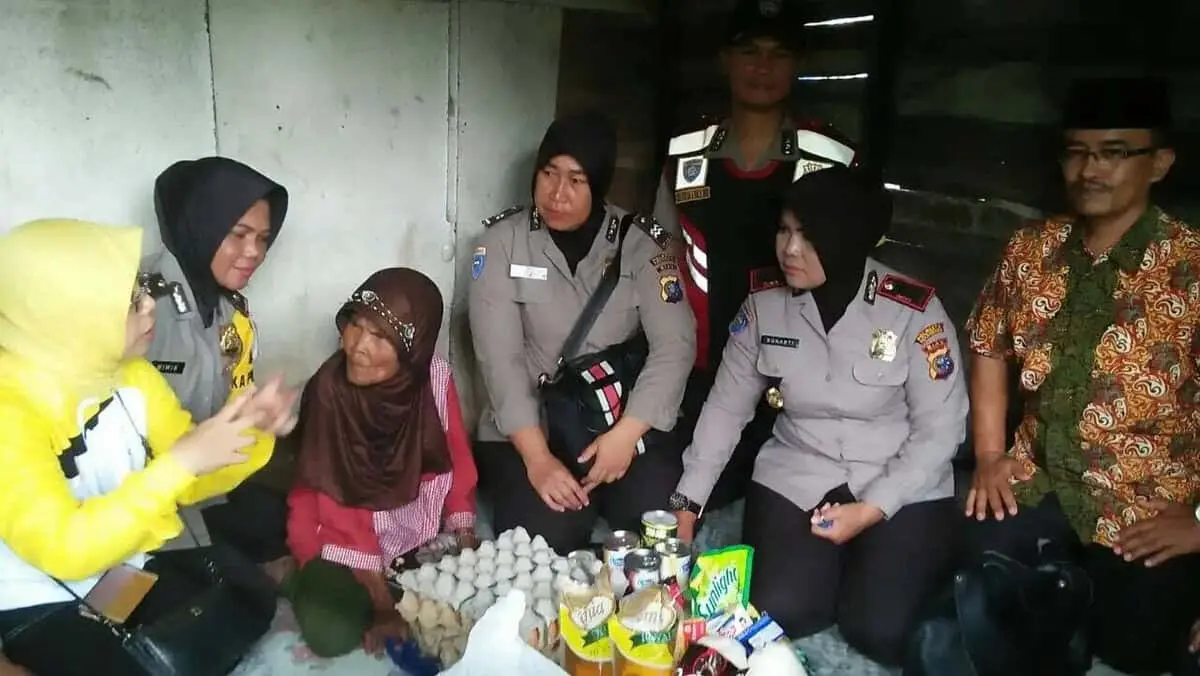 Nenek Roslaini Terharu Disambangi Jum'at Barokah Polresta Pekanbaru Nenek Roslaini Terharu Disambangi Jum'at Barokah Polresta Pekanbaru