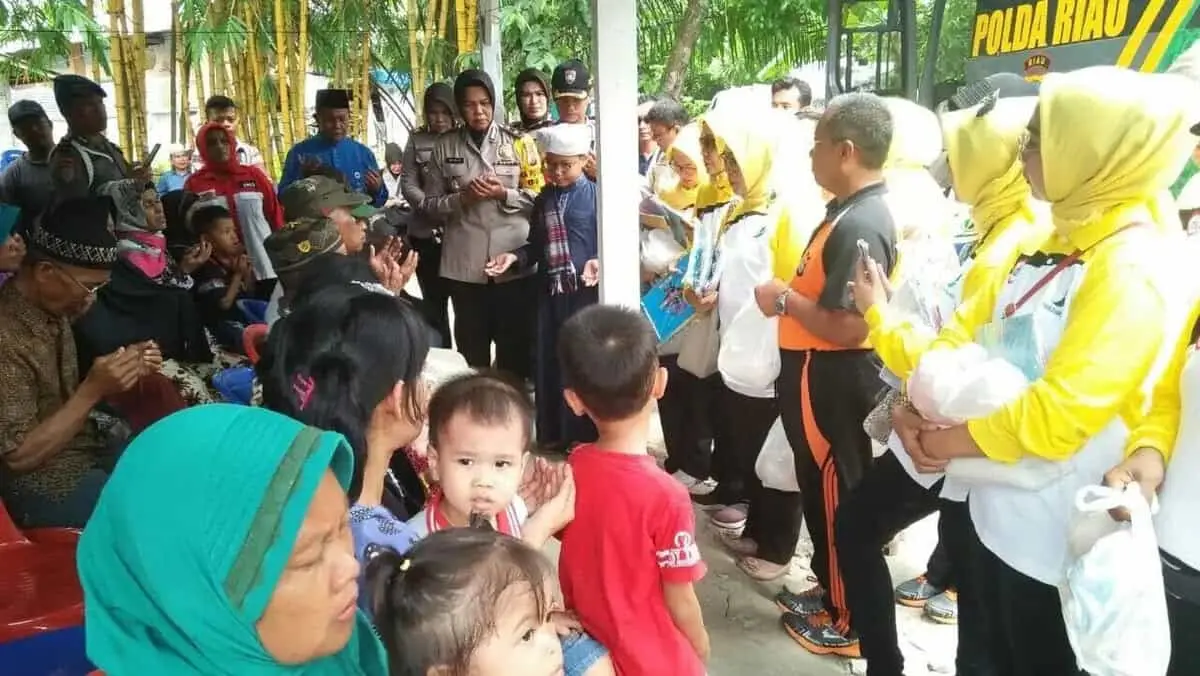 Nenek Roslaini Terharu Disambangi Jum'at Barokah Polresta Pekanbaru Nenek Roslaini Terharu Disambangi Jum'at Barokah Polresta Pekanbaru