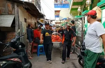 Polsek Cengkareng Evakuasi Mayat Pria Pencuri Kotak Amal di Kapuk Polsek Cengkareng Evakuasi Mayat Pria Pencuri Kotak Amal di Kapuk