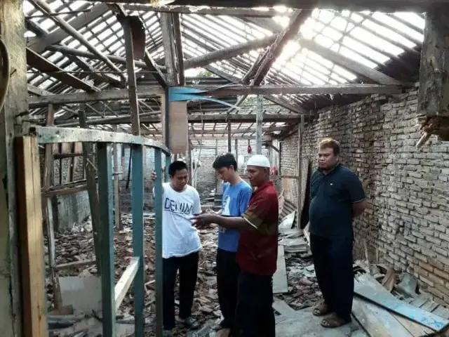 Dewan Kota Jakarta Barat Bersama Warga Semanan Menggelar Acara Bedah Rumah Dewan Kota Jakarta Barat Bersama Warga Semanan Menggelar Acara Bedah Rumah