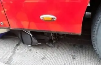 Pemotor Tewas Seketika Akibat Tabrakan Dengan Bus TransJakarta Pemotor Tewas Seketika Akibat Tabrakan Dengan Bus TransJakarta