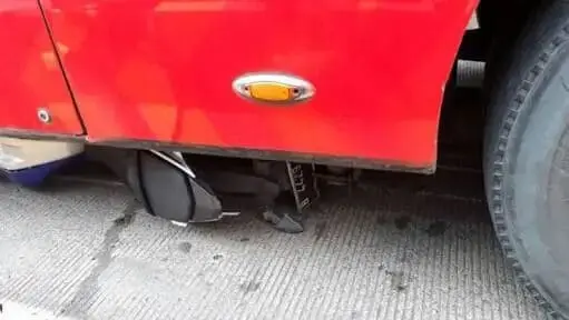 Pemotor Tewas Seketika Akibat Tabrakan Dengan Bus TransJakarta Pemotor Tewas Seketika Akibat Tabrakan Dengan Bus TransJakarta