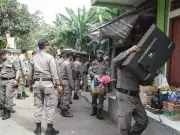 Petugas Satpol PP Menertibkan Puluhan Bangunan di Sisi Kali Mokervart Semanan Petugas Satpol PP Menertibkan Puluhan Bangunan di Sisi Kali Mokervart Semanan