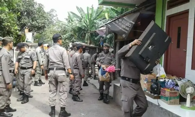 Petugas Satpol PP Menertibkan Puluhan Bangunan di Sisi Kali Mokervart Semanan Petugas Satpol PP Menertibkan Puluhan Bangunan di Sisi Kali Mokervart Semanan