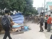 Warga Semanan Protes Lahannya Dibongkar Petugas Gabungan Warga Semanan Protes Lahannya Dibongkar Petugas Gabungan
