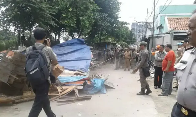 Warga Semanan Protes Lahannya Dibongkar Petugas Gabungan Warga Semanan Protes Lahannya Dibongkar Petugas Gabungan