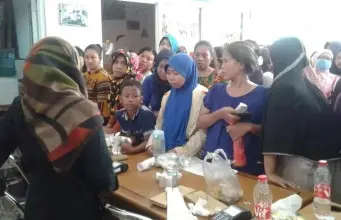 Penjualan Sembako Murah di RPTRA Cengkareng Timur Ricuh Penjualan Sembako Murah di RPTRA Cengkareng Timur Ricuh