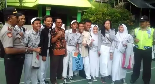 Kasubsektor Tegal Alur Bersama Wakil Sekolah SMA 56 dan Siswa Kampanyekan Anti Hoax