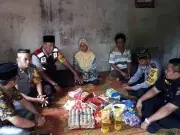 Ibu Penjual Ikan Keliling Dapat Rezeki dari Bhabinkamtibmas Payung Sekaki Ibu Penjual Ikan Keliling Dapat Rezeki dari Bhabinkamtibmas Payung Sekaki
