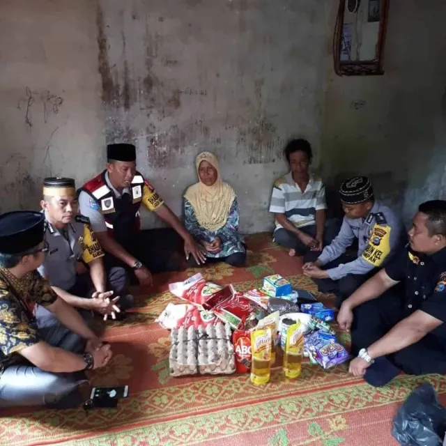 Ibu Penjual Ikan Keliling Dapat Rezeki dari Bhabinkamtibmas Payung Sekaki
