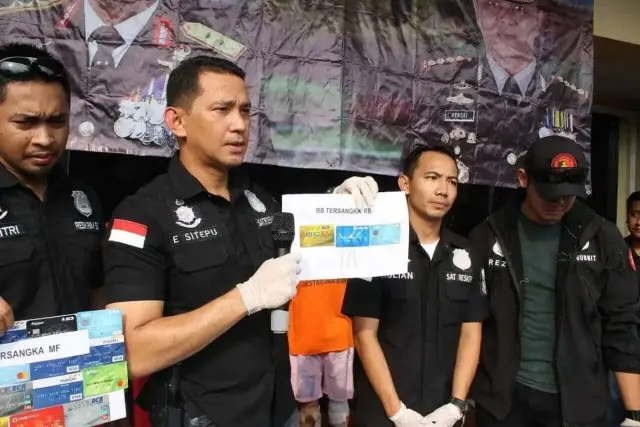 Polres Jakbar Ringkus Spesialis Pembobol ATM Polres Jakbar Ringkus Spesialis Pembobol ATM