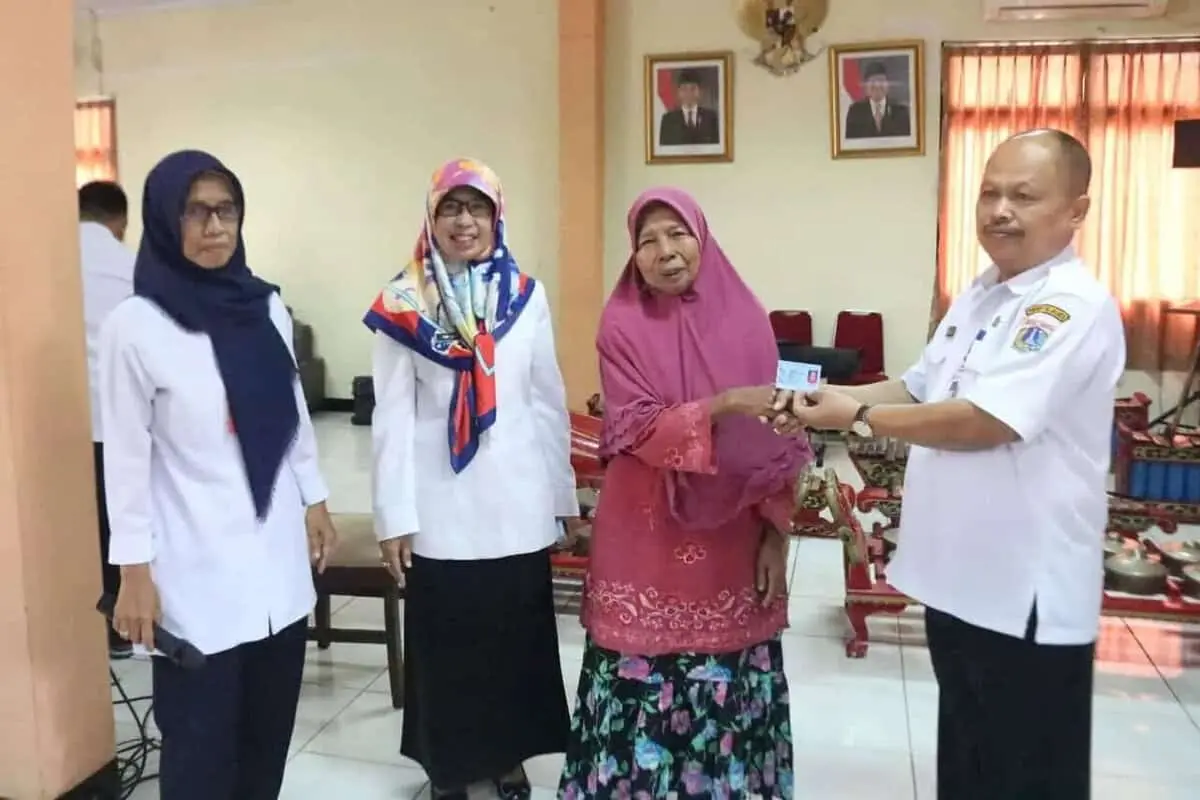 Dinas Kependudukan dan Catatan Sipil DKI Buatkan E-KTP untuk Lansia Telantar Dinas Kependudukan dan Catatan Sipil DKI Buatkan E-KTP untuk Lansia Telantar