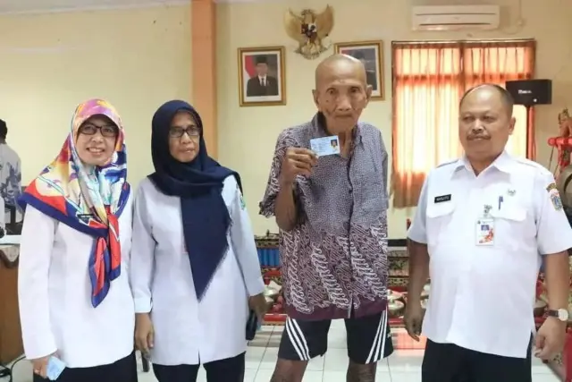 Dinas Kependudukan dan Catatan Sipil DKI Buatkan E-KTP untuk Lansia Telantar Dinas Kependudukan dan Catatan Sipil DKI Buatkan E-KTP untuk Lansia Telantar