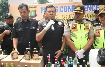 Polsek Tanjung Duren Berhasil Amankan 720 Botol Miras dan 80 Liter Ciu Polsek Tanjung Duren Berhasil Amankan 720 Botol Miras dan 80 Liter Ciu