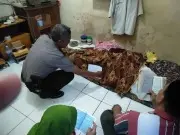 Binmas Kembangan Selatan Bantu Warga Meninggal Seorang Diri Binmas Kembangan Selatan Bantu Warga Meninggal Seorang Diri