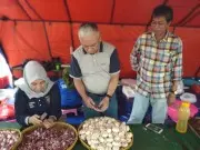 Sudin Dinsos Jakbar Berikan Makanan Siap Saji Kepada Korban Kebakaran di Jembatan Besi Sudin Dinsos Jakbar Berikan Makanan Siap Saji Kepada Korban Kebakaran di Jembatan Besi