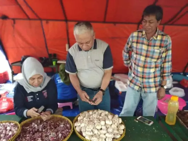 Sudin Dinsos Jakbar Berikan Makanan Siap Saji Kepada Korban Kebakaran di Jembatan Besi Sudin Dinsos Jakbar Berikan Makanan Siap Saji Kepada Korban Kebakaran di Jembatan Besi