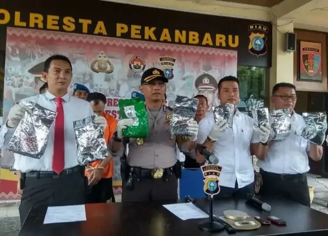 Sabu seberat 4 Kg lebih diamankan Sat Narkoba Polresta Pekanbaru Sabu seberat 4 Kg lebih diamankan Sat Narkoba Polresta Pekanbaru