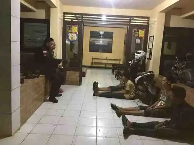 Palak Sopir Truk, Empat Pemuda Preman Kampung di Tegal Alur Diamankan Tim Pemburu Preman Palak Sopir Truk, Empat Pemuda Preman Kampung di Tegal Alur Diamankan Tim Pemburu Preman