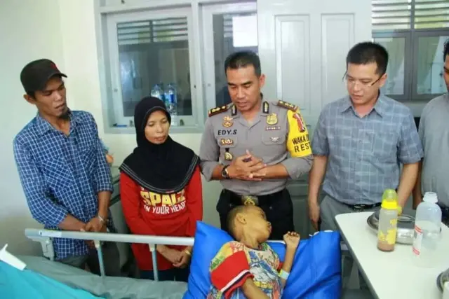 Tim Jumat Barokah Polresta Pekanbaru Besuk Anak Menderita Gizi Buruk Tim Jumat Barokah Polresta Pekanbaru Besuk Anak Menderita Gizi Buruk