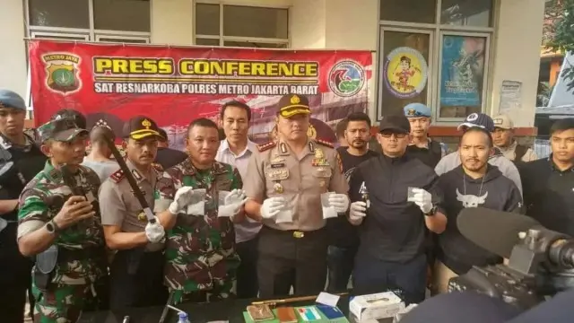 Kampung Ambon Diobrak-abrik, Polisi Temukan 16 Paket Sabu Kampung Ambon Diobrak-abrik, Polisi Temukan 16 Paket Sabu