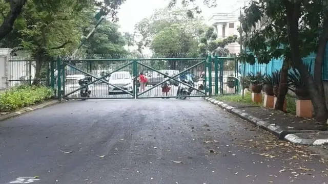 Penutupan Akses Jalan Kembang Elok VI Kembangan Selatan Dikeluhkan Warga Penutupan Akses Jalan Kembang Elok VI Kembangan Selatan Dikeluhkan Warga