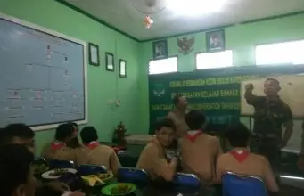 Koramil 07/Kembangan Jalin Komunikasi Sosial Kreatif Lewat Pengajaran Bahasa Inggris Kepada Warga